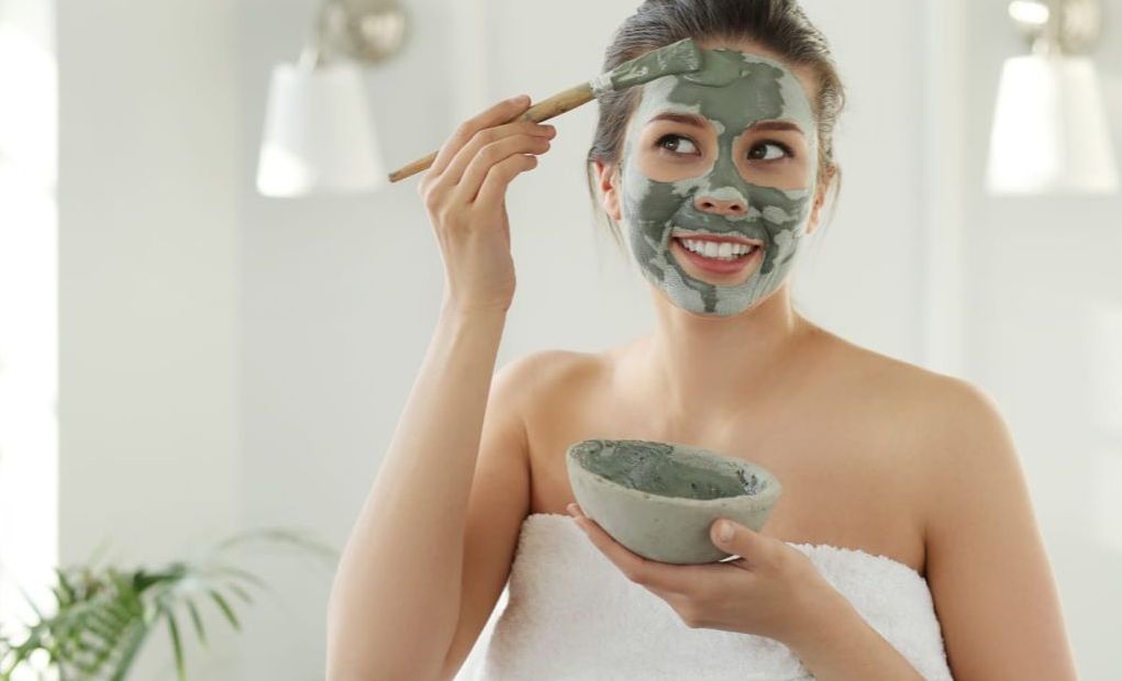 Sheet Mask vs Clay, Mana yang Lebih Efektif Bikin Wajah Glowing dan Sehat Selamanya?