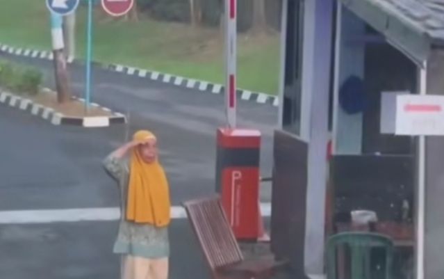 Sikap Sempurna Saat Indonesia Raya Berkumandang, Ibu Penjual Kopi Ini Bikin Warganet Terharu
