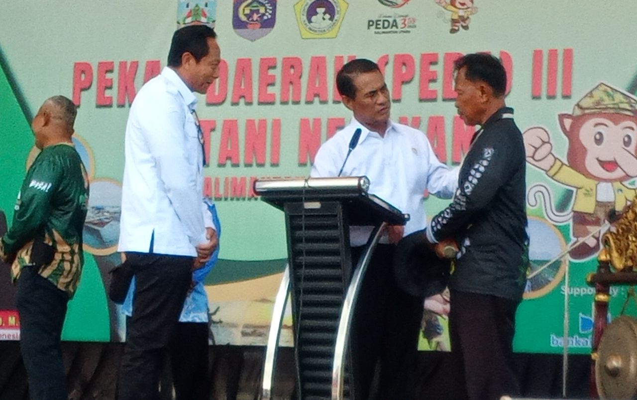 Akan Pensiun Sebagal PPL, Imam Terima Sepasang Sapi dari Menteri Pertanian