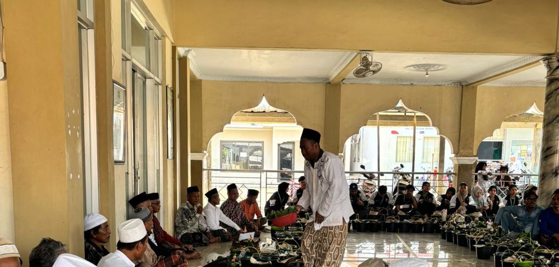 Mahasiswa KKN Undip Berpartisipasi dalam Tradisi Sedekah Bumi di Desa Prapag Lor