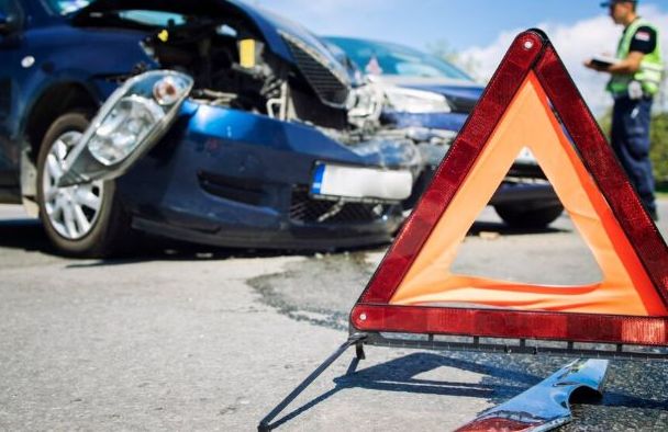 Hilux Hajar Avanza di Tol Jagorawi Akibat Nyalip di Bahu Jalan, 1 Orang Tewas!