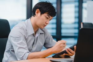 6 Zodiak Pria yang Cenderung Avoidant dalam Hubungan Asmara