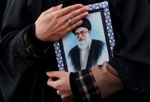 Iran Tutup Bandara Teheran dan Ruang Udara Selama Prosesi Pemakaman Ayatollah Ali Khamenei