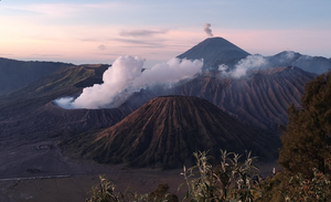 Nekat Tembus Jalur Terlarang Semeru, 13 Pendaki Ilegal Diamankan Petugas