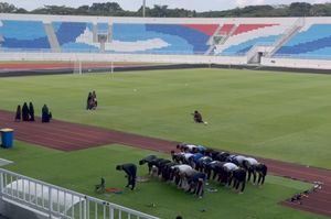 Sebelum Kick Off, Dhuha FC Gelar Salat Ashar Berjamaah di Pinggir Lapangan Stadion Kanjuruhan