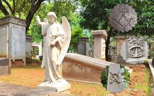 Melihat Lebih Dekat Simbol Freemason dan Ouroboros di Museum Taman Parasasti Jakarta