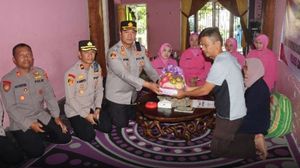 Tak Lupa Jasa dan Pengabdian: Kapolres Sarolangun Kunjungi Warakauri serta Personel yang Sakit