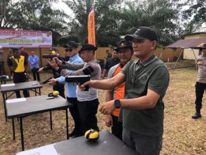 Semarak HUT Bhayangkara ke-80, Bupati dan Wabup Sarolangun Ikut Unjuk Gigi di Lomba Menembak