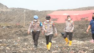Tinjau Kebakaran TPA Jatiwaringin, Kapolda Banten: 8 Titik Api dari 12 Berhasil Dipadamkan