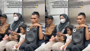 Salut! Tidak Marah, Perempuan di KRL Ini Justru Izinkan Bocil untuk Lihat HP-nya