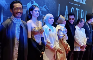 Tangis Richa Novisha Pecah di Gala Premiere Lastri: Arwah Kembang Desa , Film Terakhir Gary Iskak Jadi Obat Rindu