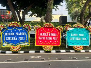 Suasana Terkini di Polda Metro: Brimob Siaga, Bunga Dukungan Berdatangan!