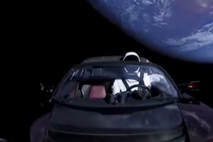 6 Fakta Luar Angkasa yang Bikin Takjub, Ada Mobil Tesla Masih Melayang!