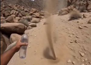 Video Viral: Kenapa Pusaran Angin Kecil Dust Devil di Yaman Seolah Menghindar Saat Disiram Air?