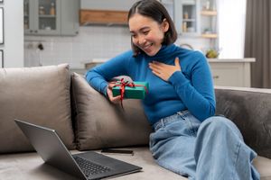 Pacar Kamu Suka Gadget? Ini Ide Kado yang Dijamin Bikin Senang
