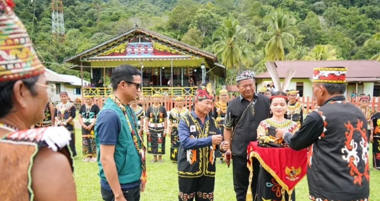 Masyarakat Adat Dayak Tahol Anugerahkan Gelar Kalawon Saraton kepada Bupati Nunukan