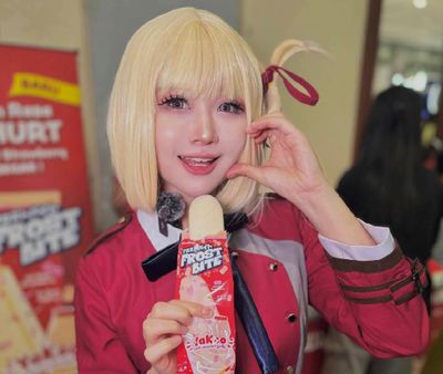 Ketika Para Wibu Nikmati Es Krim Yoghurt di Sela Cosplay, Menyehatkan dan Seru!