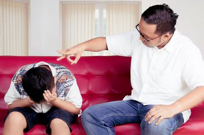 7 Kesalahan Orang Tua yang Sering Dilakukan Tanpa Disadari, Apa Saja?