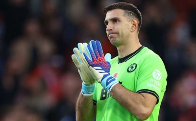 Diisukan Akan Transfer ke Manchester United, Emiliano Martinez Absen dari Pertandingan Aston Villa