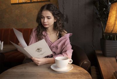 5 Zodiak yang Hidupnya Sering Bikin Iri Banyak Orang, Salah Satunya Kamu?