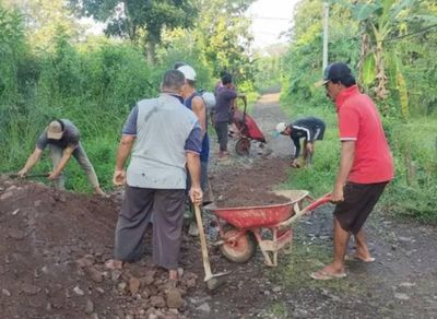 Lelah Menunggu Janji Pemerintah Setempat, Warga Karangsari Banyuwangi Gotong Royong Perbaiki Jalan Sendiri