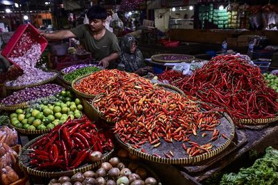 Cek Harga Bahan Pokok Hari Ini: Mana yang Naik, Mana yang Turun?