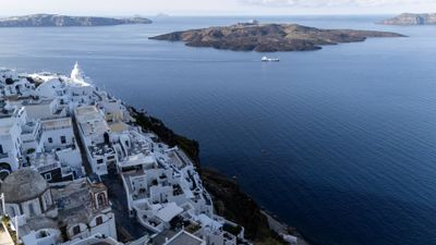 Santorini Alami Penurunan Drastis Wisatawan Buntut Gempa dan Krisis Ekonomi