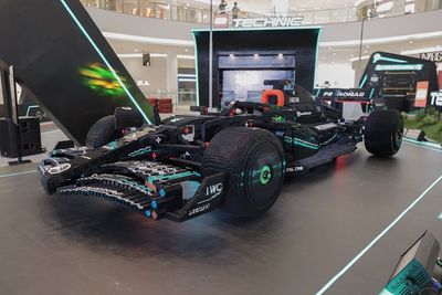 Wow! LEGO Bikin Replika Mercedes-AMG F1 W14 Ukuran Asli