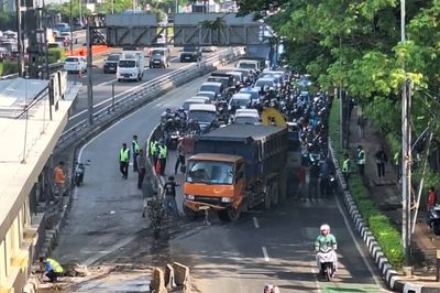 Truk Hilang Kendali Hajar Pembatas Jalan di Gatot Subroto Jakarta, Kemacetan Mengular