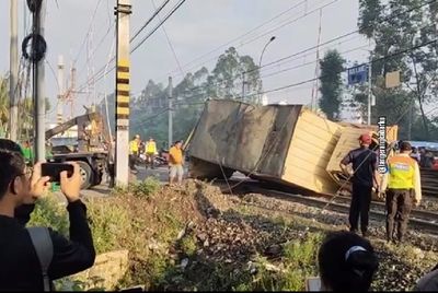 Kecelakaan Truk Dihajar KRL di Tangerang hingga Timpa 2 Pemotor: Korban Berjatuhan!