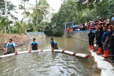 Trash Barirer Dipasang di Sungai Bate Songgon, Bupati Ipuk dan Sekolah Bergerak Selamatkan DAS