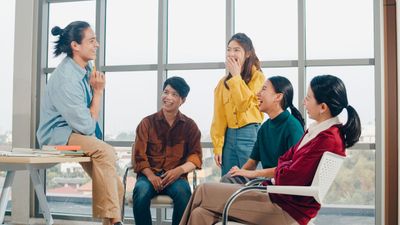 5 Zodiak Cewek Paling Friendly dan Mudah Berteman, Termasuk Kamu?