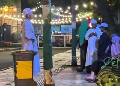 Viral! Dua Wanita Ini Jadi 'Target Doa' Saat Nikmati Es Krim di Taman Kota oleh Dua Pria