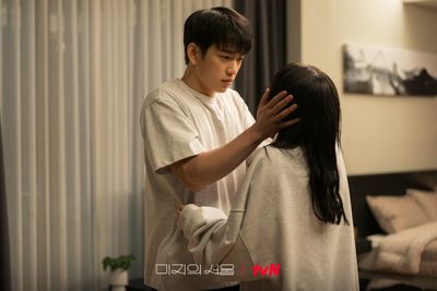 Kisah Romantis Park Bo Young dan Jinyoung GOT7 di Drama Our Unwritten Seoul Bikin Meleleh