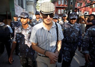 The Bikini Killer: Kisah Nyata Charles Sobhraj, Penipu Jenius dan Pembunuh Sadis
