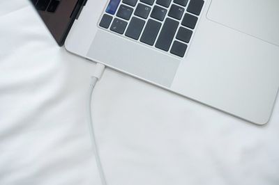 MacBook Terasa Nyetrum saat Dicas? Ini 5 Penyebab dan Cara Mengatasinya