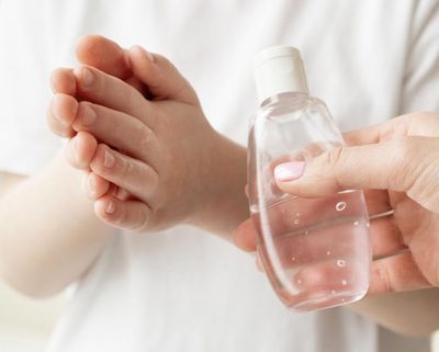 Hapus Makeup Pakai Baby Oil Semenit Ampuh, Begini Step-stepnya