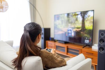 8 Benda yang Tak Boleh Dipakai untuk Bersihkan Layar TV, Jangan Sampai Salah!