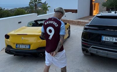 Garnacho Dikecam Fans Manchester United Usai Gunakan Jersey Aston Villa Saat Liburan