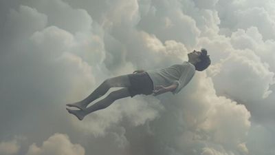 5 Arti Mimpi Terbang di Langit Menurut Primbon Jawa, Ini Maknanya!