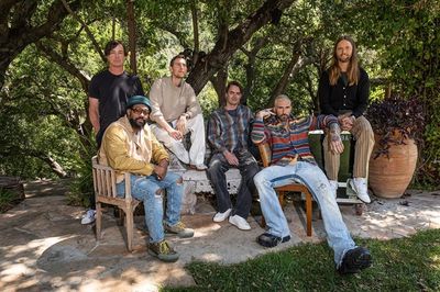 Maroon 5 Siap Comeback dengan Album Baru Love Is Like dan Tur Arena di Amerika Serikat