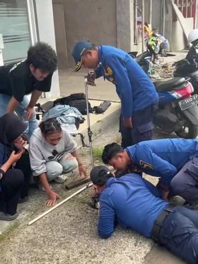 Aksi Damkar Selamatkan Properti Film yang Jatuh ke Selokan Bikin Netizen Terharu: “Penyelamat Dunia!”