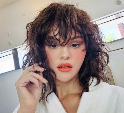 Pakai Wig, Selena Gomez Curhat Gak Puas Karena Drama Potong Poni