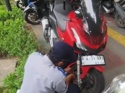 80 Motor Dikempeskan Gara-Gara Parkir Sembarangan dan Ganggu Pejalan Kaki di Jakarta
