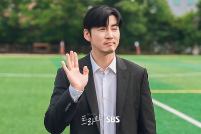 Yoon Kye Sang Comeback Lewat Drama Olahraga Try: A Miracle in Us , Jadi Pelatih Eksentrik di Tengah Tim Papan Bawah