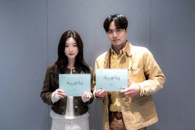 Lee Jin Wook dan Jung Chaeyeon Baca Naskah Beyond the Bar, Drama Terbaru JTBC 2025