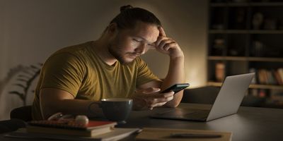 Dari Rasa Penasaran Jadi Kecemasan: Begini Cara Doomscrolling Menguras Energi Mental