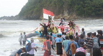 Meriahkan 1 Suro, Nelayan Lampon Banyuwangi Gelar Petik Laut Sebagai Sedekah Alam