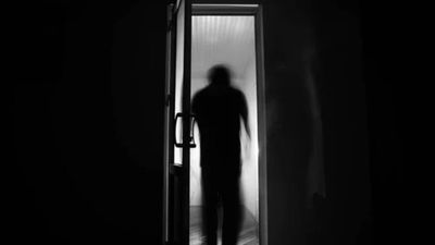 5 Arti Mimpi Melihat Sosok Hitam atau Bayangan Misterius Menurut Primbon Jawa