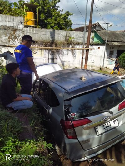 Auto Nyemplung! Jalan di Jember Ini Bikin 5 Mobil Ojol Masuk Selokan